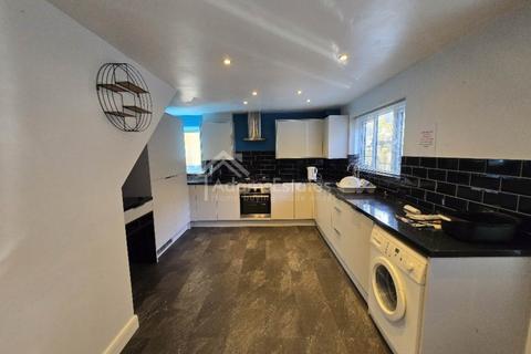 3 bedroom detached house to rent, Sandyway Bank, Dewsbury