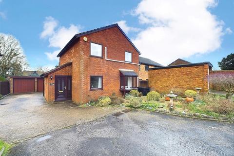 4 bedroom detached house for sale, Maywater Close