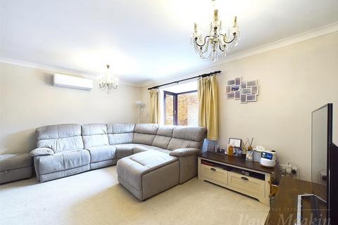 4 bedroom detached house for sale, Maywater Close