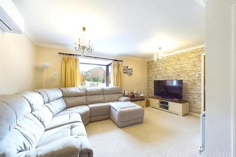 4 bedroom detached house for sale, Maywater Close