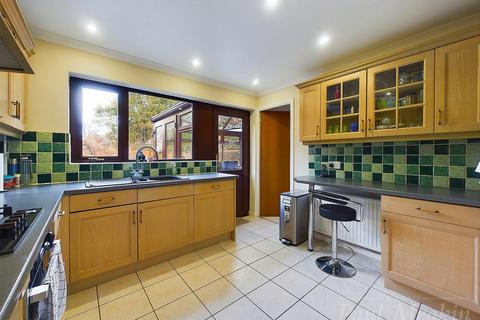 4 bedroom detached house for sale, Maywater Close