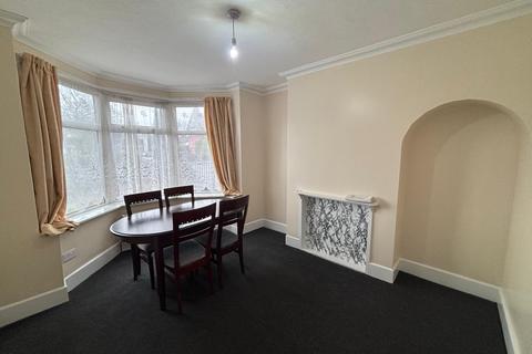 3 bedroom semi-detached house to rent, Marshall Lake Road, Solihull B90