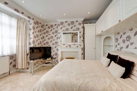 76 Devonshire Road, London, NW7 1DP