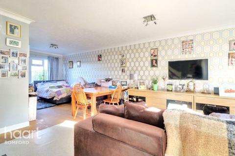 3 bedroom end of terrace house for sale, Pitcairn Close, Romford