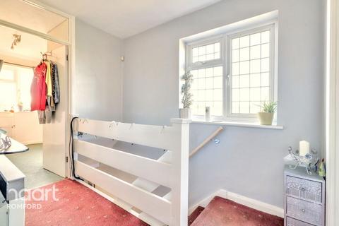 5 Pitcairn Close, Romford, RM7 8AH