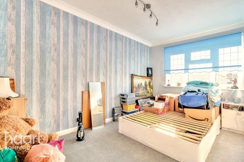 5 Pitcairn Close, Romford, RM7 8AH