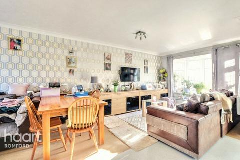 3 bedroom end of terrace house for sale, Pitcairn Close, Romford, RM7 8AH