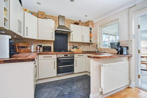 2 bedroom end of terrace house for sale, Lindsay Close, Chessington