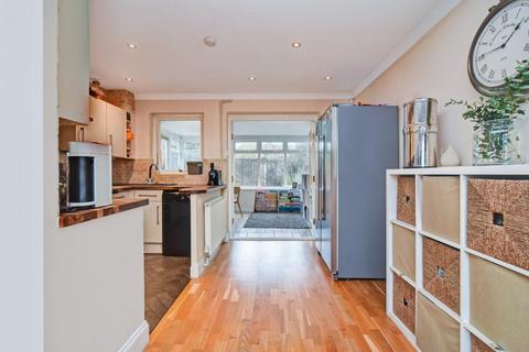 12 Lindsay Close, Chessington, KT9 2DG