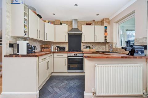 12 Lindsay Close, Chessington, KT9 2DG