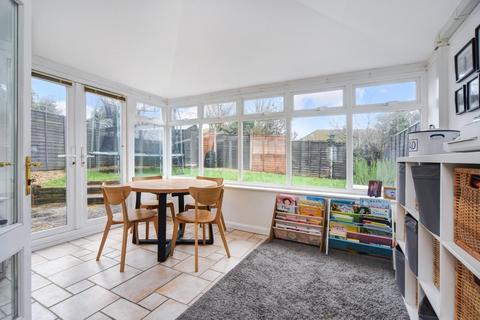 12 Lindsay Close, Chessington, KT9 2DG