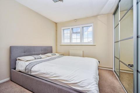 12 Lindsay Close, Chessington, KT9 2DG