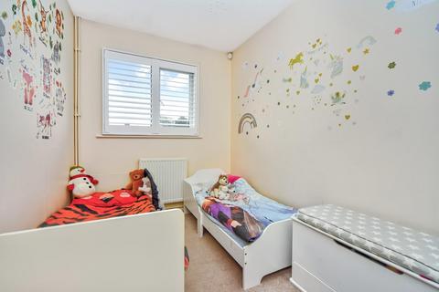 12 Lindsay Close, Chessington, KT9 2DG