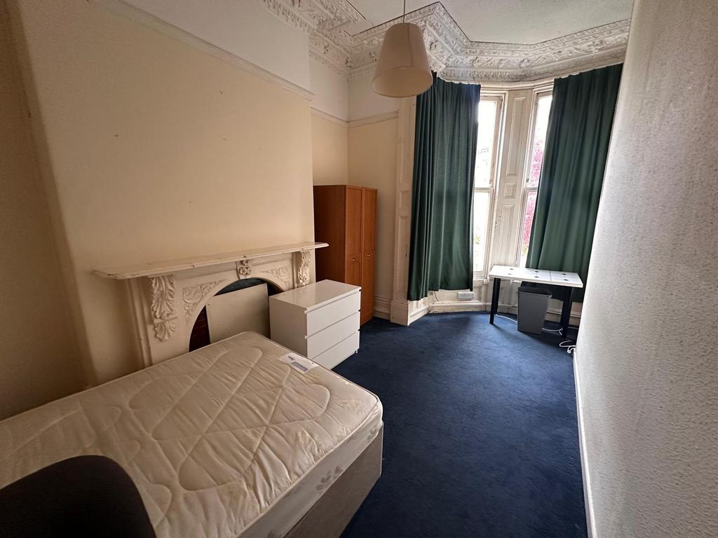 Bright, characterful bedroom with a decorative ...