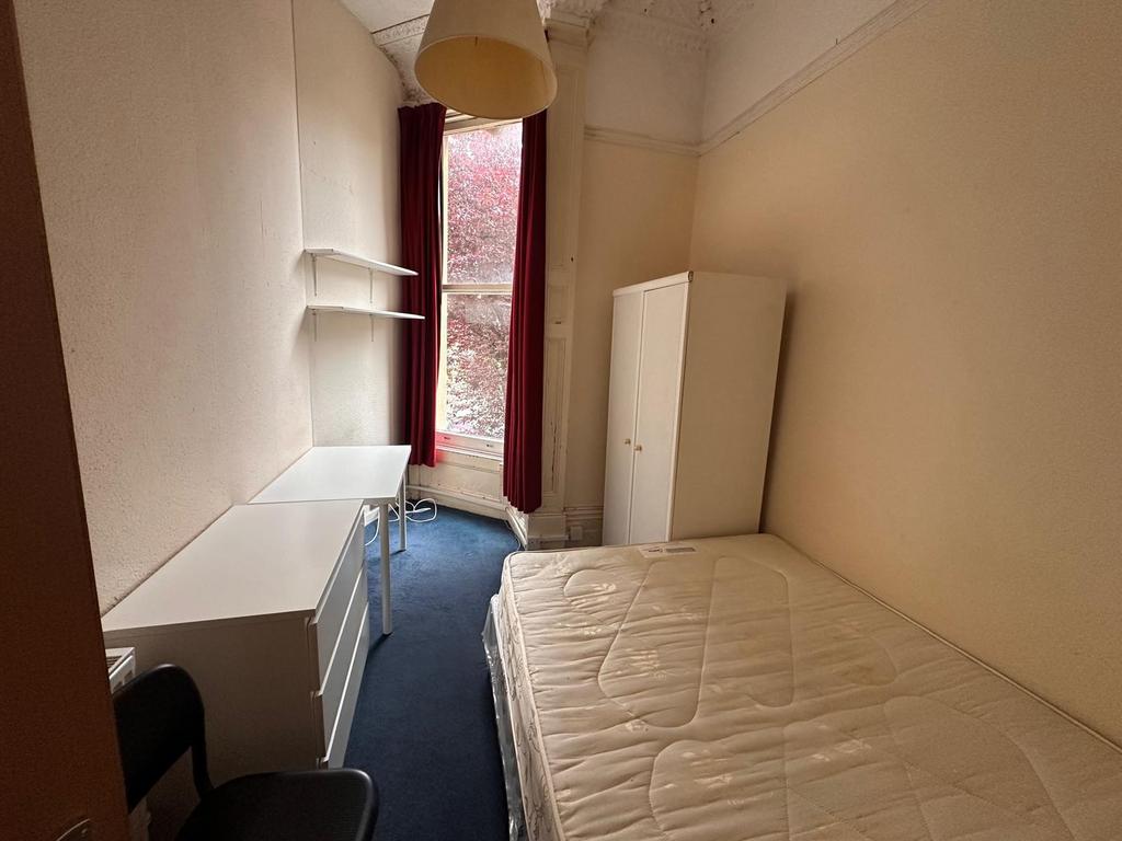 Neat single bedroom with a large sash window an...