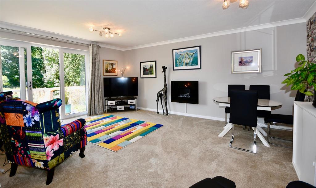 Sitting/dining room