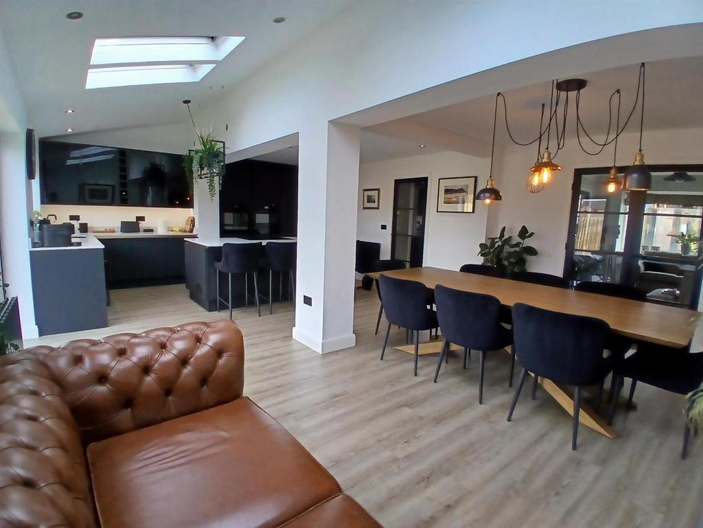 Kitchen 1.jpeg