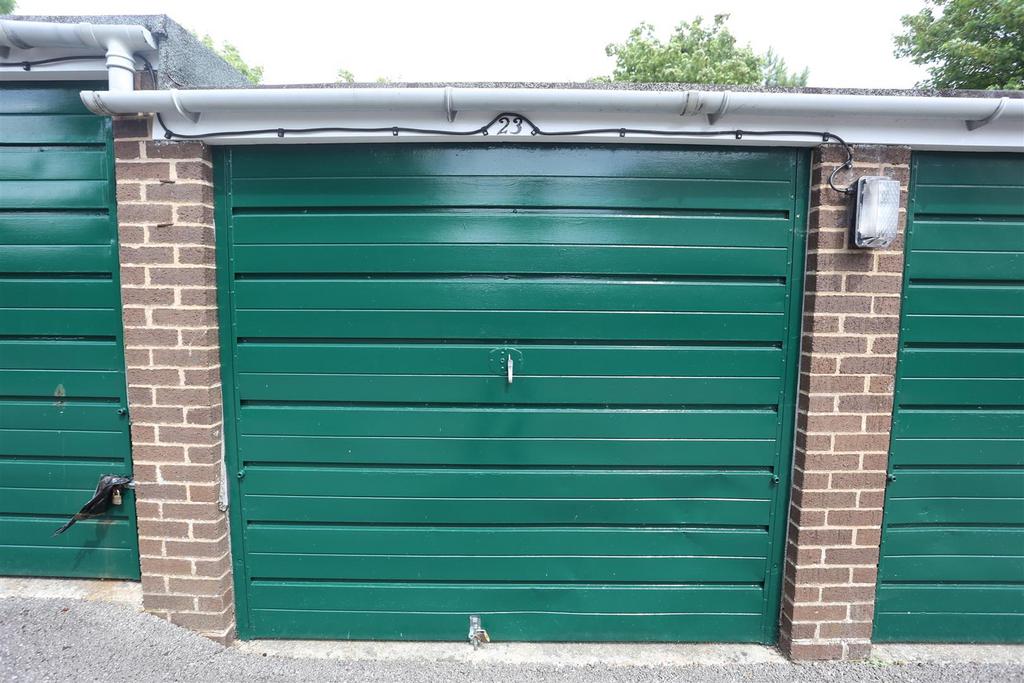 23 Greenacres garage.JPG