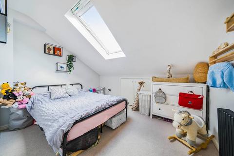 3 bedroom terraced house to rent, Hayloft, Tooting, SW17