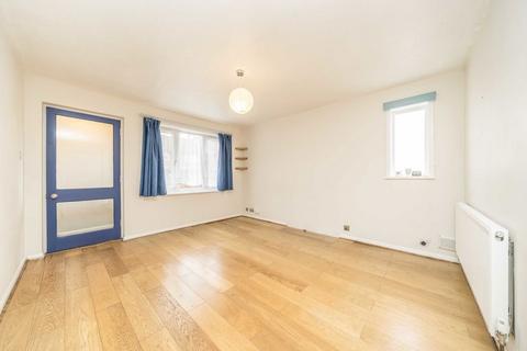 1 bedroom maisonette to rent, Harvesters Close, Isleworth TW7