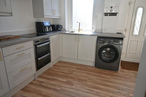 2 bedroom terraced house to rent, Fourlands Road, Bradford BD10