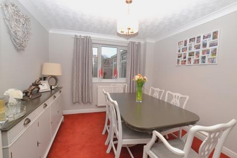 4 bedroom detached house for sale, Broomwood Close, Grantham