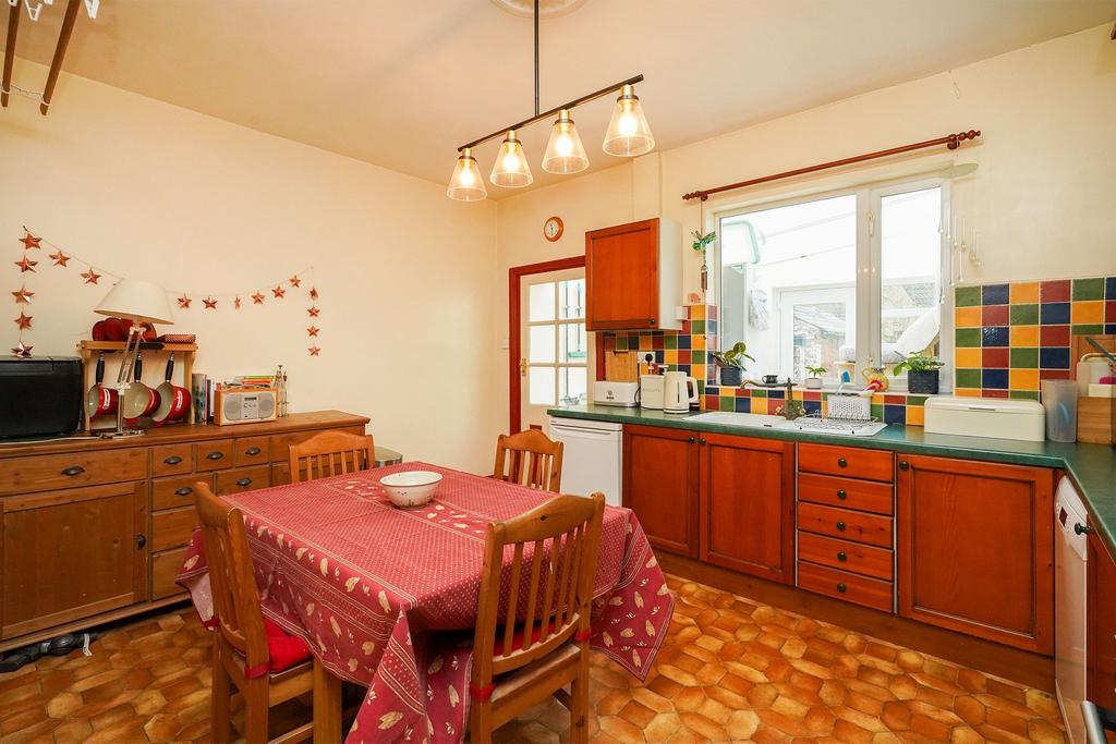 Kitchen/ Dining Space