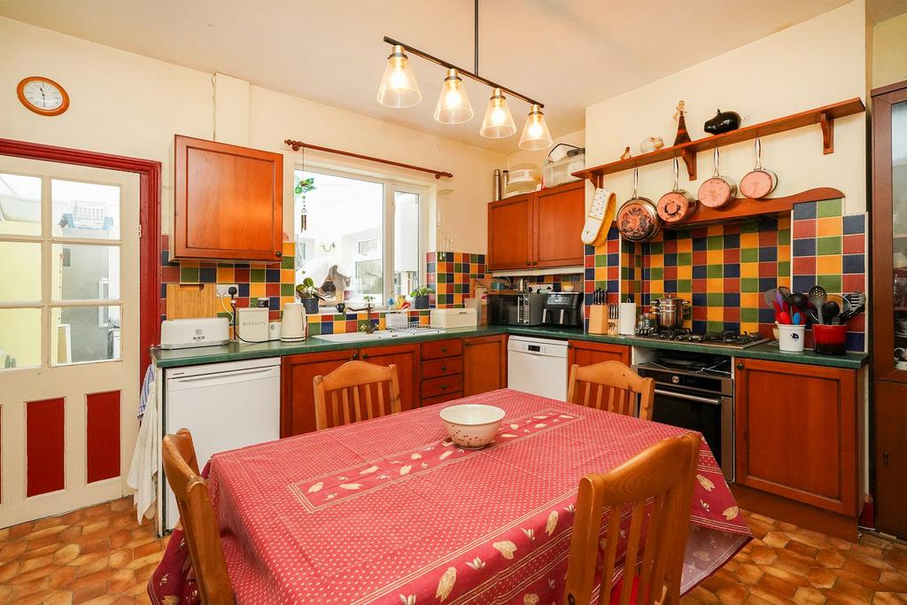 Kitchen/ Dining Space