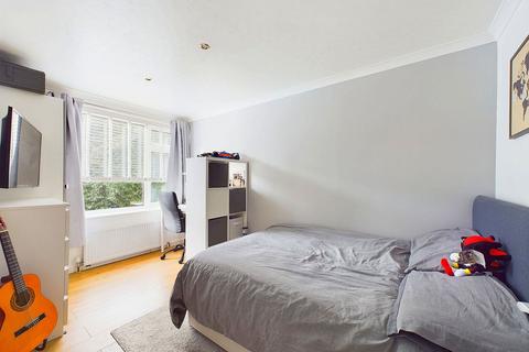 18 Allcard Close, Horsham, RH12 5AJ