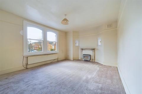 3 bedroom flat for sale, Hendrick Avenue, London, SW12