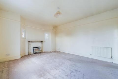 3 bedroom flat for sale, Hendrick Avenue, London, SW12