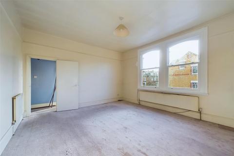 3 bedroom flat for sale, Hendrick Avenue, London, SW12