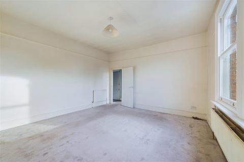 3 bedroom flat for sale, Hendrick Avenue, London, SW12