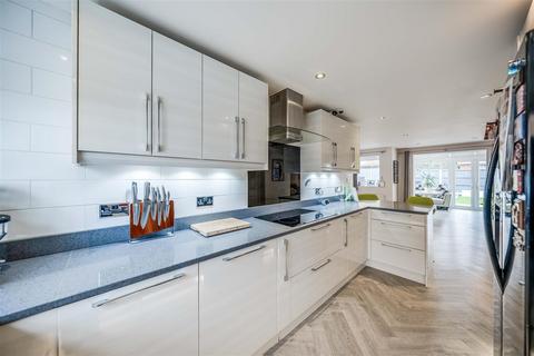 4 bedroom end of terrace house for sale, Alfriston Close, Braeburn Park, Dartford, Kent