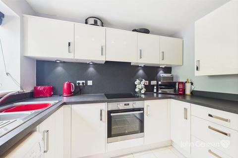 2 Cairns Close, Lichfield, WS14 9TP