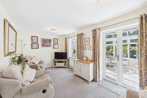 2 Cairns Close, Lichfield, WS14 9TP