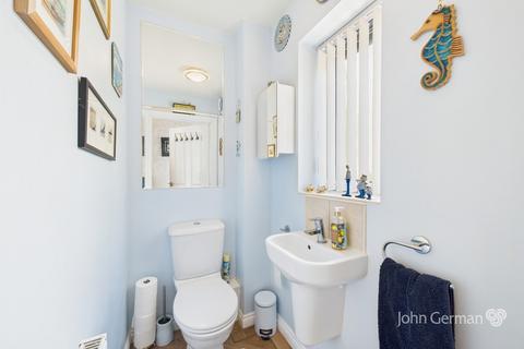 2 Cairns Close, Lichfield, WS14 9TP