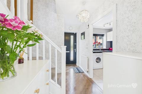 2 Cairns Close, Lichfield, WS14 9TP