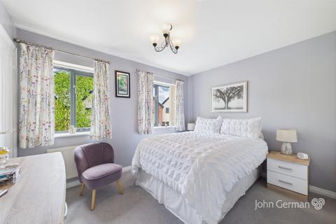 2 Cairns Close, Lichfield, WS14 9TP