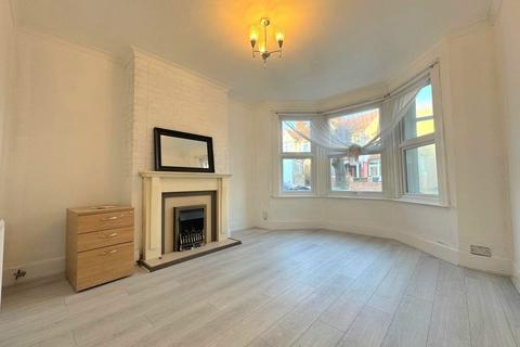 3 bedroom terraced house to rent, Risingholme Road, Harrow Weald