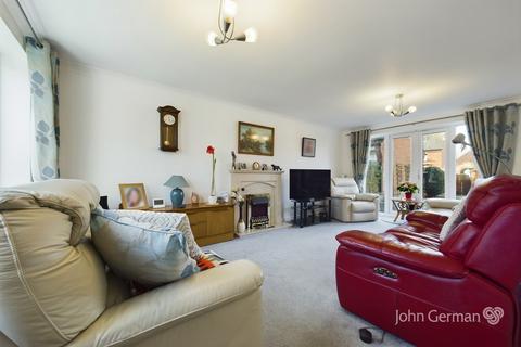 17 Russell Close, Uttoxeter, ST14 8HZ