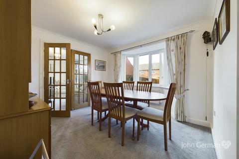 17 Russell Close, Uttoxeter, ST14 8HZ