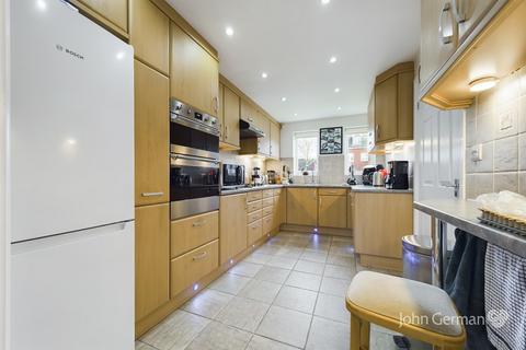 17 Russell Close, Uttoxeter, ST14 8HZ