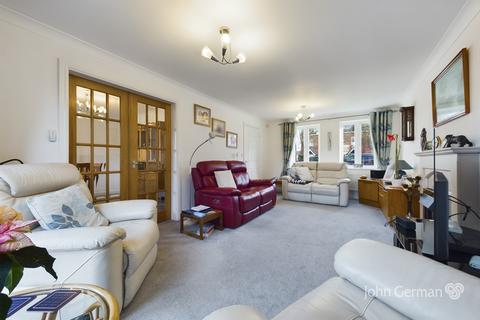 17 Russell Close, Uttoxeter, ST14 8HZ