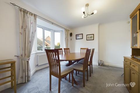 17 Russell Close, Uttoxeter, ST14 8HZ