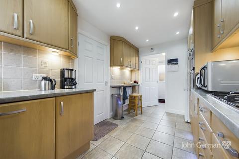 17 Russell Close, Uttoxeter, ST14 8HZ