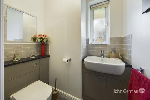 17 Russell Close, Uttoxeter, ST14 8HZ