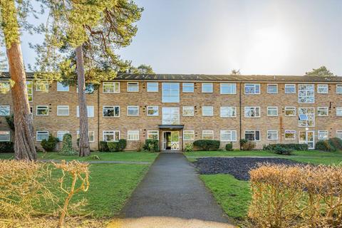 2 bedroom flat to rent, Brockley Combe, Weybridge KT13