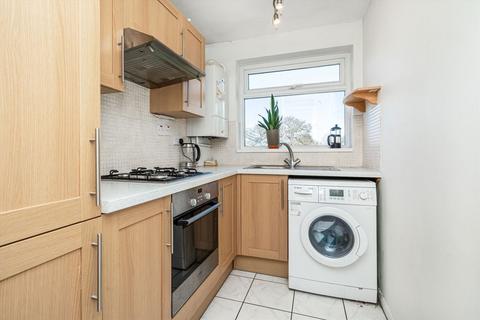 2 bedroom flat to rent, Brockley Combe, Weybridge KT13