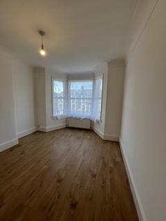 3 bedroom flat to rent, Elgin Road, Ilford IG3